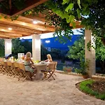 Villa Daphne By The Sea